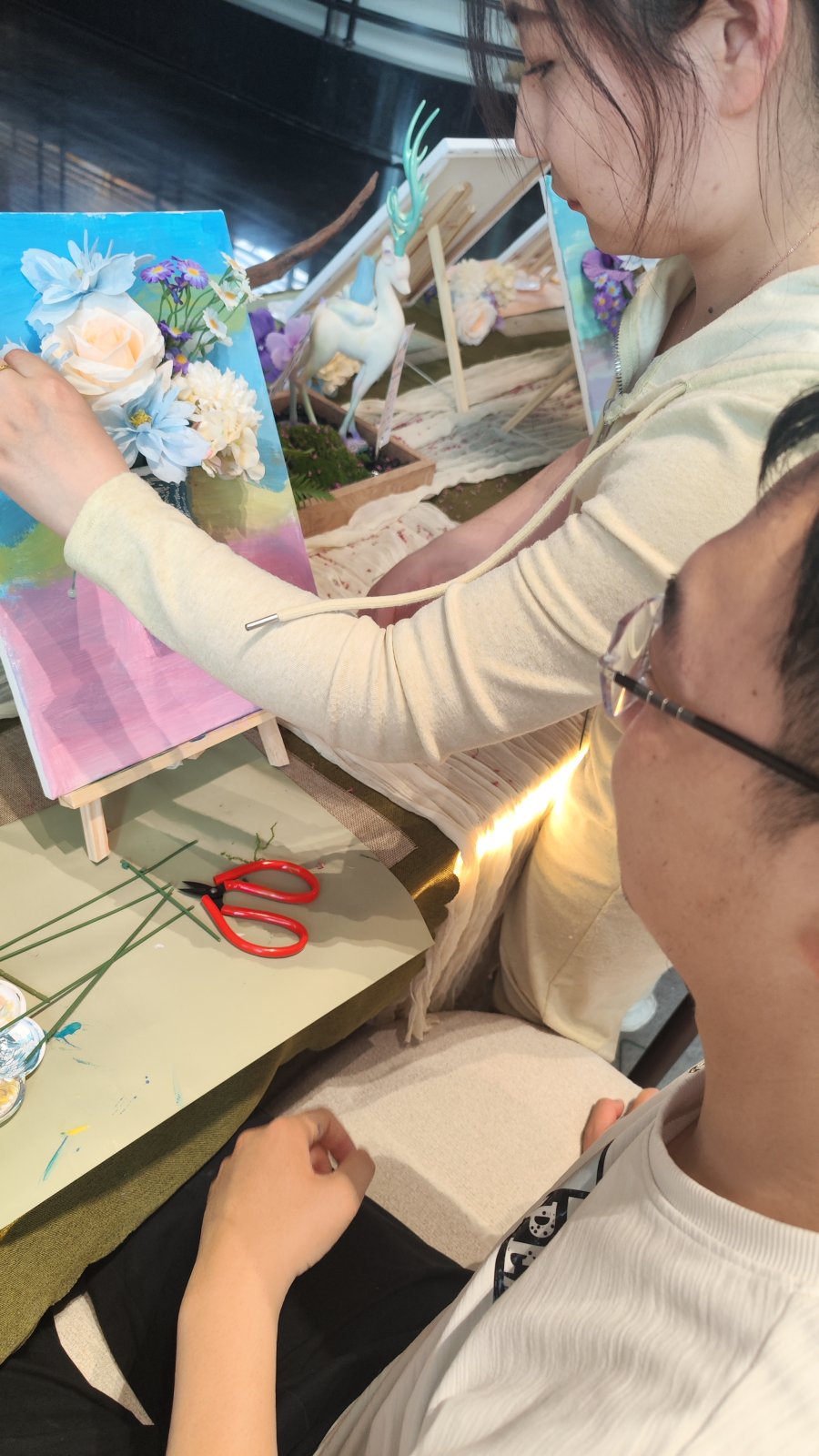 油画半瓶插花 现场图