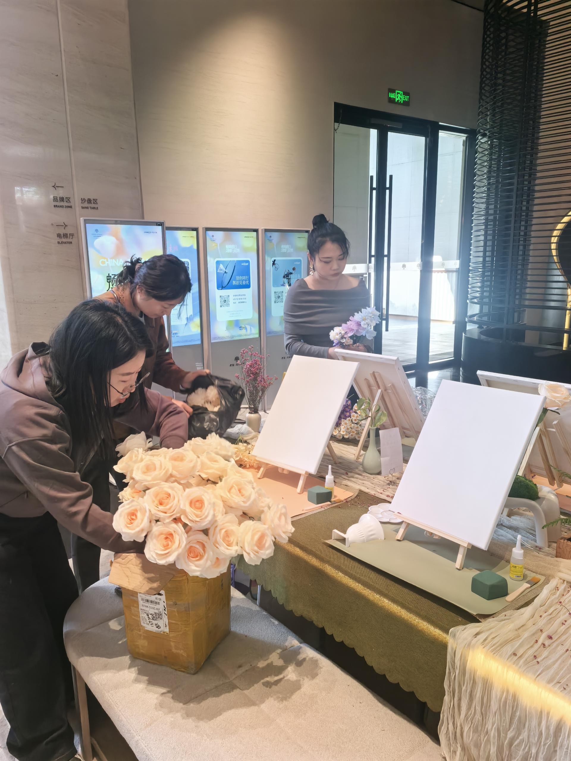 油画半瓶插花 现场图